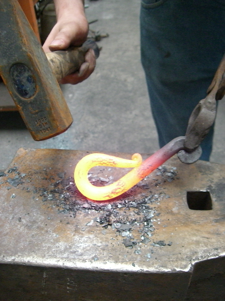 Galbusera brand iron handles: made in Italy since 1925 Maniglie in ferro a marchio Galbusera: fatte in Italia dal 1925